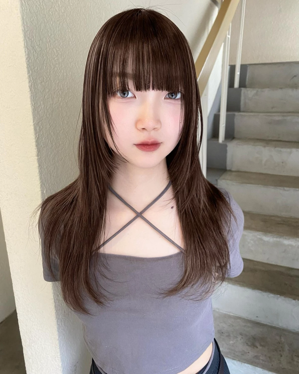 榛果棕髮色造型推薦3：齊瀏海層次剪