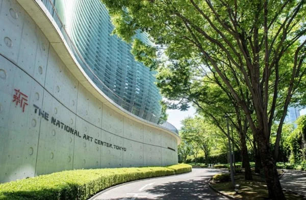 奈良美智:東京的國立新美術館《Prism of the Real: Making Art in Japan 1989–2010》特展的展期至12/8。