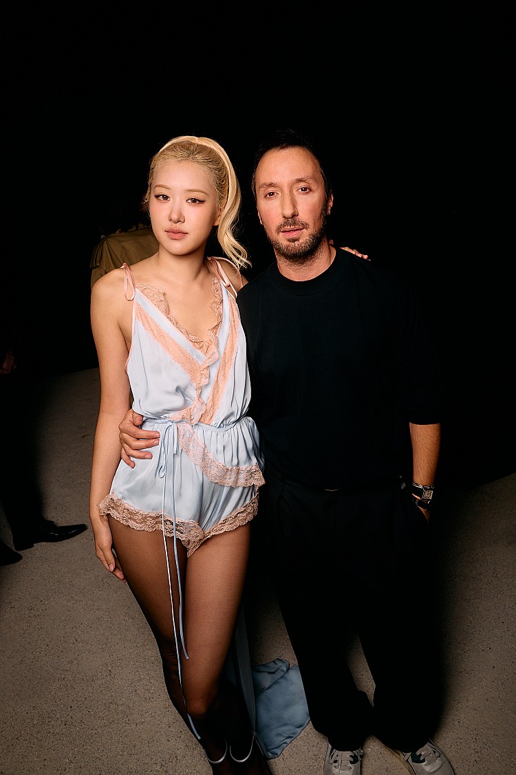 名字｜Anthony Vaccarello 年紀｜43歲 職位｜現任Saint Laurent 創意總監 經歷｜出生於比利時布魯塞爾，畢業於比利時拉坎布爾視覺藝術高等學院。