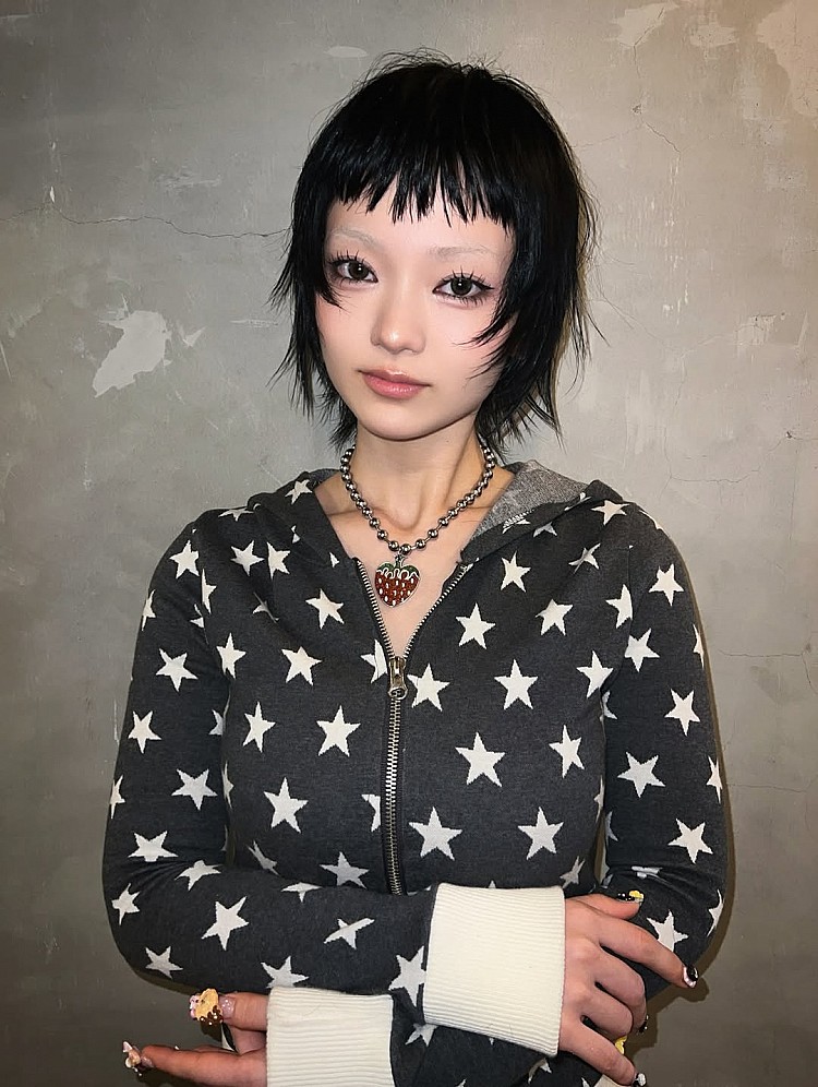 不用燙短髮造型推薦12：眉上瀏海羽毛剪 ​