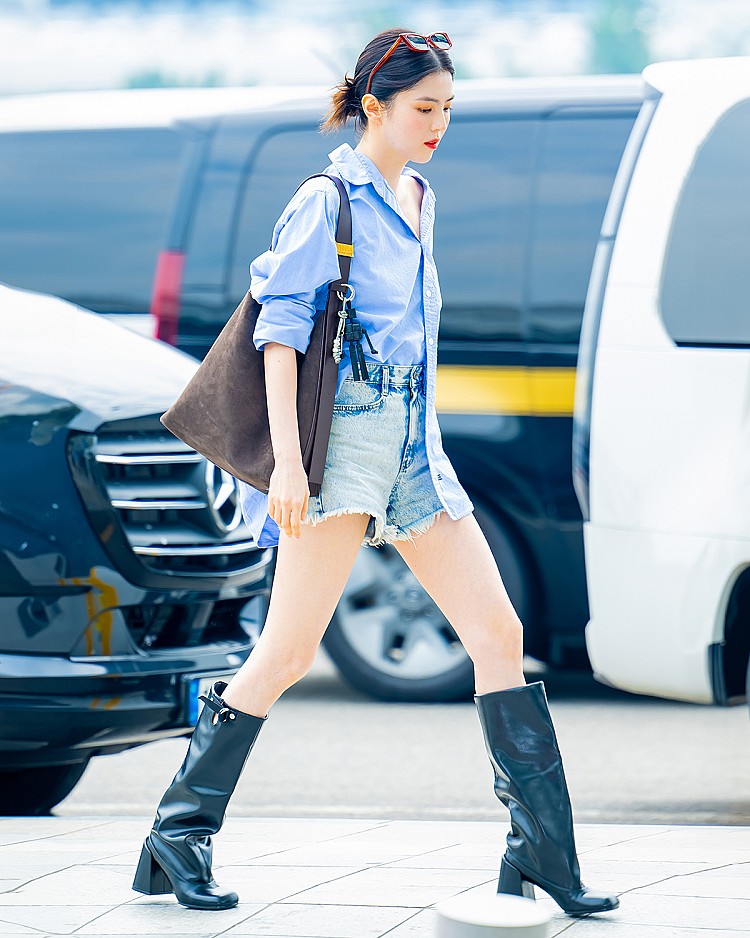 日前韓韶禧在仁川機場出發來台,肩揹的就是這款Edna麂皮流浪包!