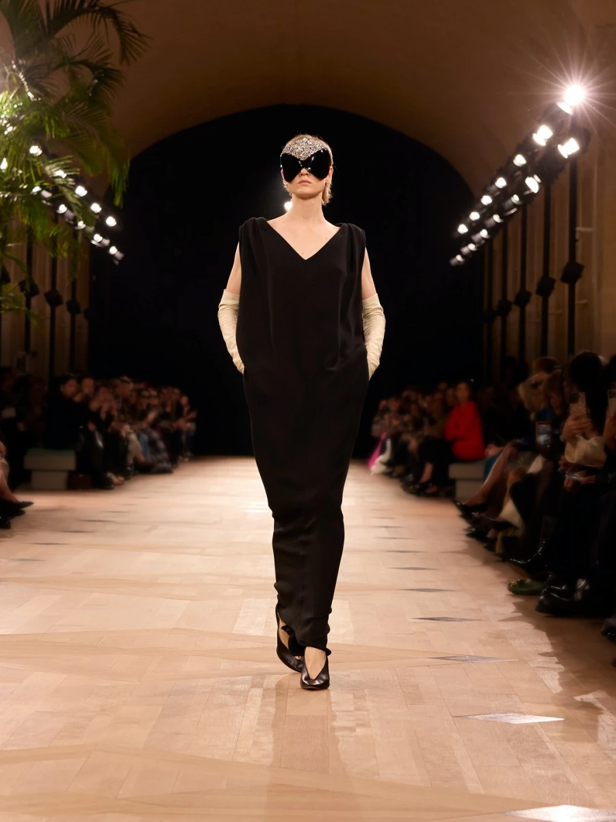 Balenciaga 於 2026 春夏系列揭開新篇章。這場由 Pierpaolo Piccioli 主導的成衣大秀