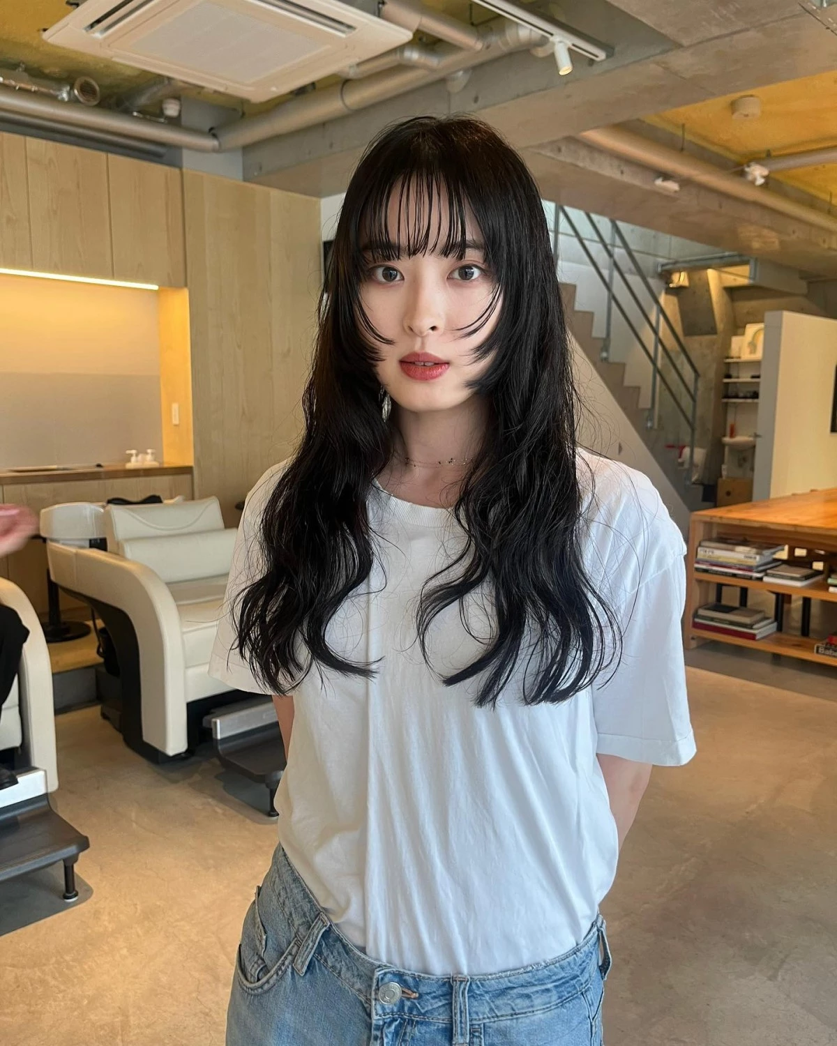 減齡波紋捲長髮推薦3：小顏剪瀏海