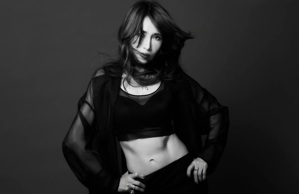被譽為日本昭和末期「傳奇歌姬」的工藤靜香，在 1985 年以偶像團體「Seventeen Club」成員身分踏入演藝圈，隔年透過選秀節目加入女團「小貓俱樂部」（おニャン子クラブ）逐漸累積知名度。1987 年，她憑首張個人單曲〈禁斷的心電感應〉正式單飛，出道曲便空降日本 Oricon公 信榜冠軍，之後她以〈MUGO・ん…色っぽい〉、〈戀一夜〉、〈嵐の素顔〉、〈黃砂に吹かれて〉...等經典歌曲紅遍日本，全盛時期曾締造連續 8 張單曲登上 Oricon 冠軍、累積 11 張冠軍單曲的傲人成績，1988 年至 1994 年間更連續 7 年登上日本 NHK《紅白歌合戰》舞台。