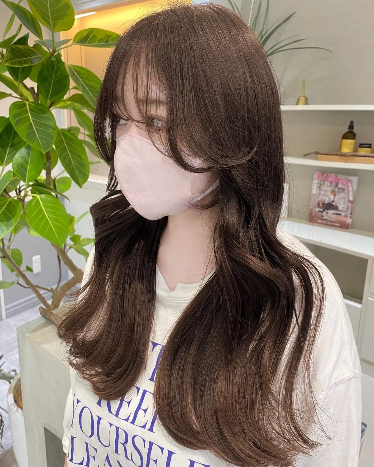 榛果棕髮色造型推薦2：溫柔手繞捲
