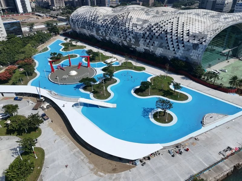 高雄亞灣區再添全新地標!位於前鎮的新建案 「星光水岸公園」 即將完工,預計明年夏天正式開幕,未來將成為高雄最大水上樂園,也將於 10 月 24 日,搶先舉辦活動。這座以港灣景緻為背景的濱海公園,結合戲水設施、綠地植栽與休憩廣場,不僅完善亞灣 2.0 的濱海景觀帶,更串聯高雄展覽館、駁二藝術特區與特貿三興富發大樓、智匯方舟,形成港區新興觀光軸線。