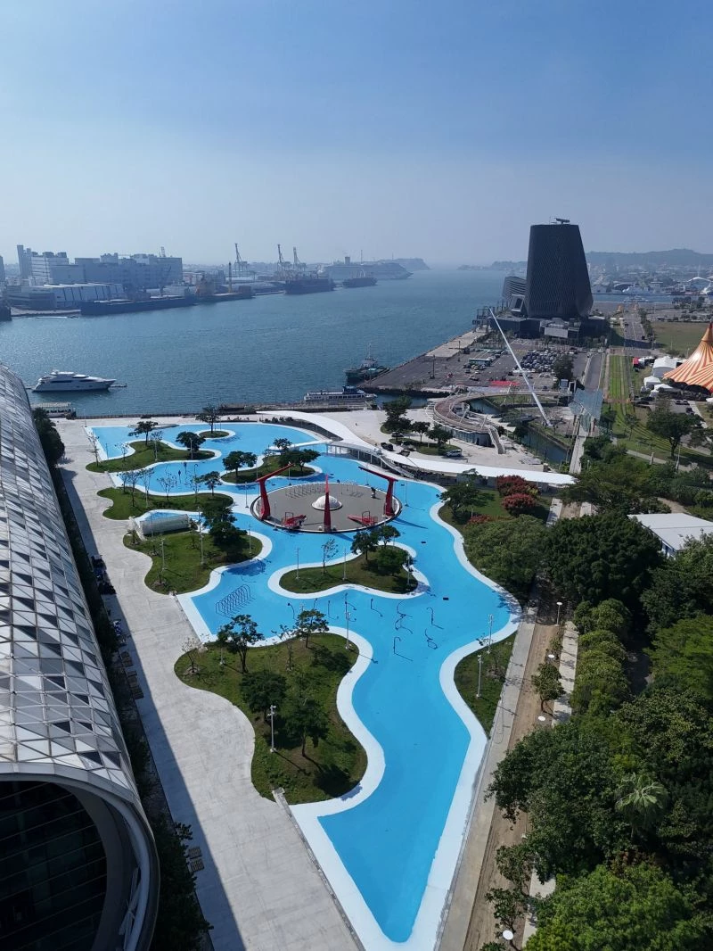 高雄星光水岸公園工程進度已進入尾聲,也將於 10 月底舉辦搶先體驗活動,預計於 10 月 24 日至 26 日,展開為期三天的活動,園區內不僅設有大型滑水道,還將加入多項設施,包括兒童水樂園、淺水戲水池、市集廣場、更衣間、廁所、水上鞦韆等。讓遊客不只玩水,還能享受美食與休閒時光,延長停留時間、聚集人潮,創造更多潛在商機,形塑高雄濱海旅遊新地標。