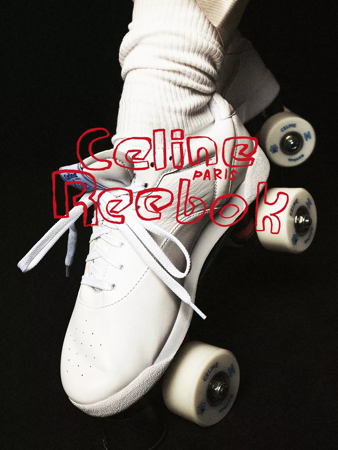 最重要的開賣資訊來了!Celine/Reebok Freestyle Lo運動鞋售價NT$25,500,自9月10日起於Celine官網(Celine.com)與全球指定門市陸續登場,海外據點涵蓋紐約Soho、東京表參道、巴黎蒙田大道、米蘭、倫敦、上海IFC、首爾、香港海港城、新加坡濱海灣金沙等。此外,還有一款「Alldayeveryday」限定版運動鞋,將於Celine Wooster與Celine表參道門市獨家販售,想收藏限定款的粉絲別錯過。