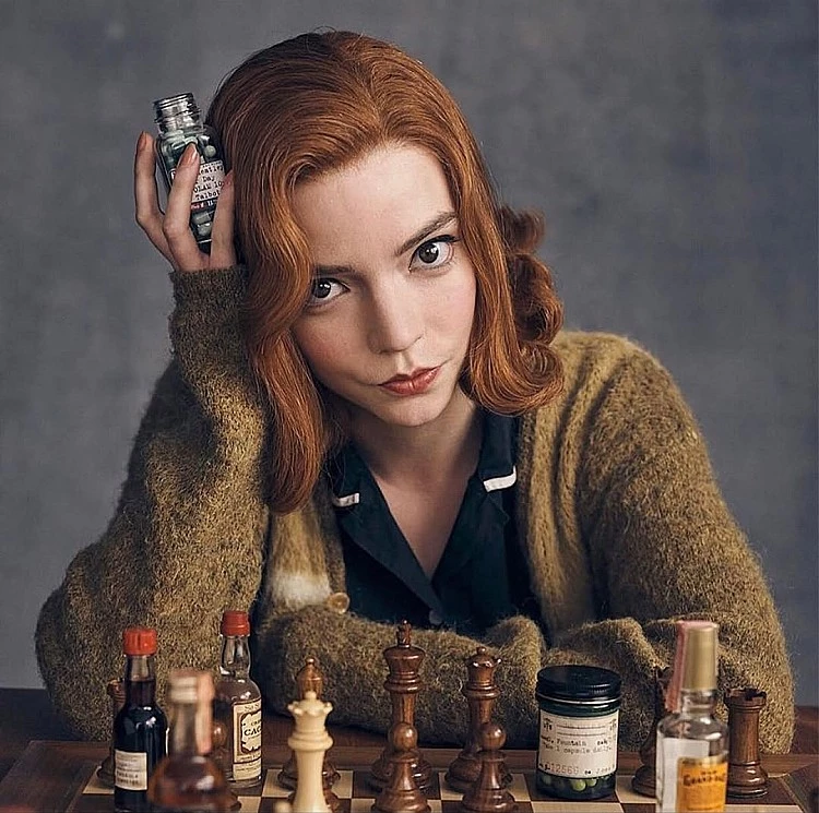 《后翼棄兵》裡高度自律、情緒內收的西洋棋天才 Beth Harmon