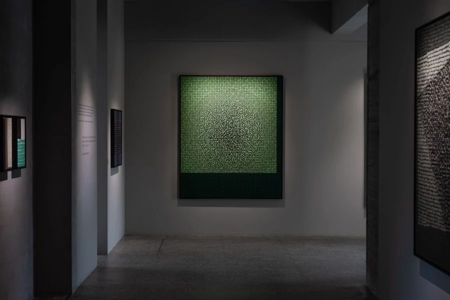 金馬賓館當代美術館於創館七週年推出重量級雙人展《吟遊時空 — 霍剛、權純益》。展覽橫跨 1955 年至今近七十年的藝術歷程,集結繪畫、物件裝置與珍貴早期手稿。透過跨世代、跨地域的並置,重新召喚「抽象」在東亞語境中的核心精神,引領觀者穿梭於兩位藝術家不同卻相互映照的抽象語言之間,開啟自由與超越的觀看旅程。