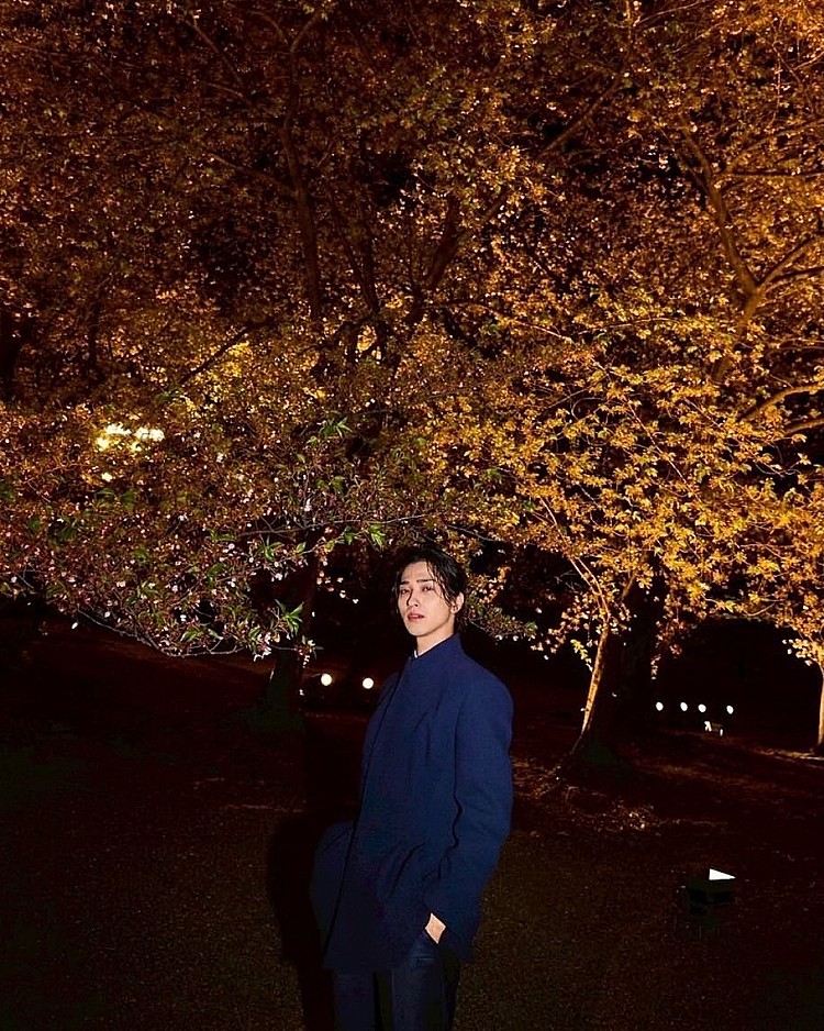 就讀小六時，他在原宿街頭被星探邀請加入Stardust事務所，展開演藝旅程。早期主要以時尚雜誌模特兒身分活動，曾是《nicola》的男模，清秀外型與濃密睫毛讓他在人氣居高不下，奠定日後進軍戲劇的基礎。