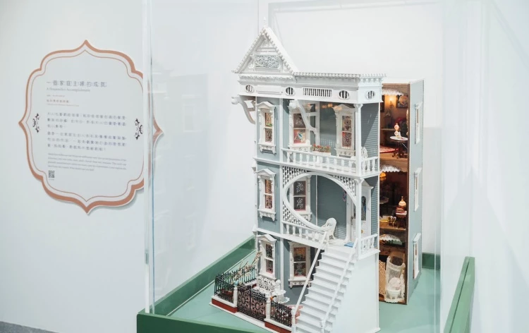展覽內容涵蓋 19 至 21 世紀的袖珍藝術，從經典娃娃屋、歷史上的袖珍模型，到當代藝術家以袖珍為媒材的創作，並特別委託多組當代作品，以符合兒童美術館「以兒童視角出發」的策展理念。