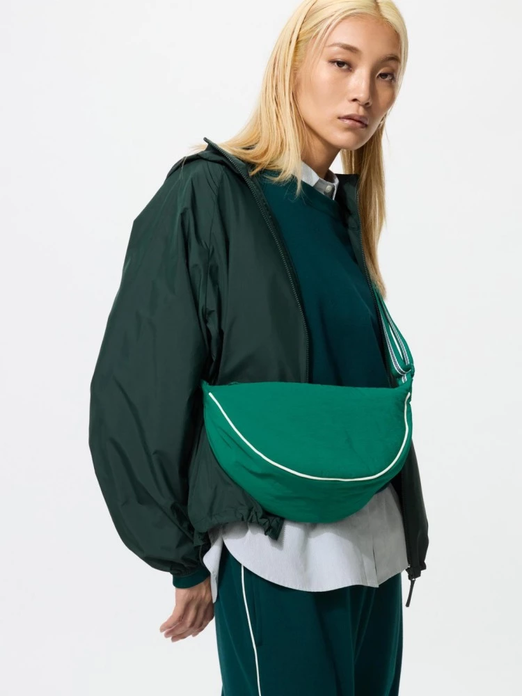 Uniqlo 半月包自2023年推出後熱度持續不墜,絕非偶然!這款售價親民的尼龍包,以簡約俐落的外型加上輕盈材質與高實用性,迅速圈粉各路時髦人士。