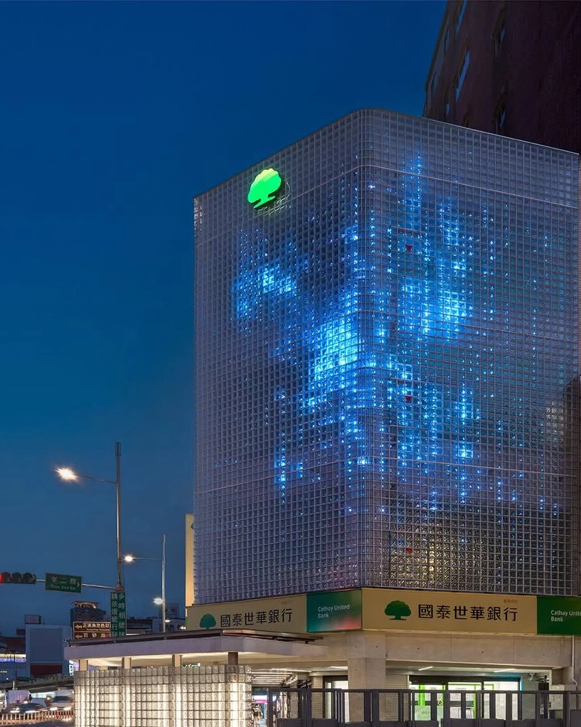 不同於過去大眾對銀行建築的既有印象，國泰世華銀行攜手基隆市政府，以公私協力模式透過「永續光盒子」概念改造建築外牆，推出「基隆山海星光秀」。以「光」為媒介，為港都注入全新的城市表情。外牆採用耐候玻璃磚，並以星芒、微風與落雨作為燈光設計靈感，讓建築在港灣之間柔和發光，成為連結城市與生活的「永續光盒子」，落成後也將成為基隆最迷人的夜景之一。