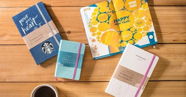 咖啡與文具迷雙淪陷！珍珠白、湖水綠、牛仔系 Starbucks與Moleskine推出聯名2018行事曆