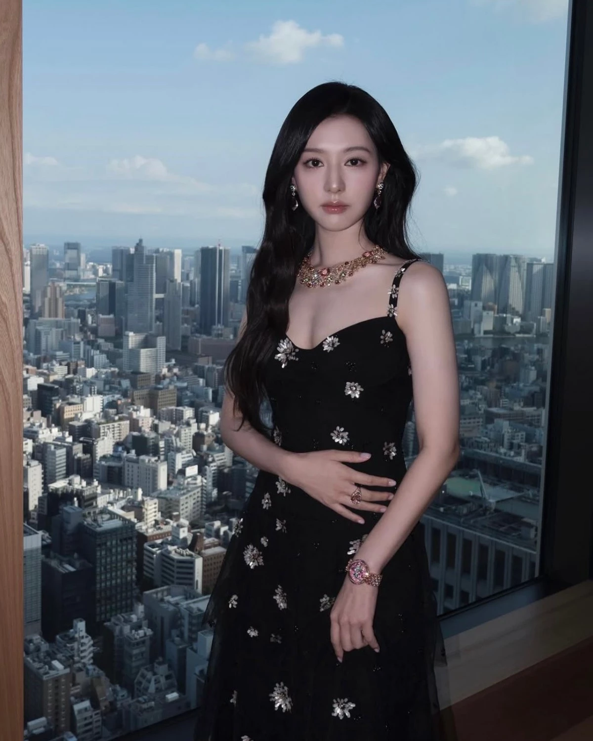 距離金智媛上一次訪台,是在《淚之女王》爆紅後的 2024 年,她先為 Dior Diamond Towers 專賣店開幕訪台,並與周杰倫等嘉賓同場,當時現場擠滿超過 1500 粉絲,甚至連綜藝天后小 S 都到場圍觀,一度讓周邊交通與警方都高度關注。