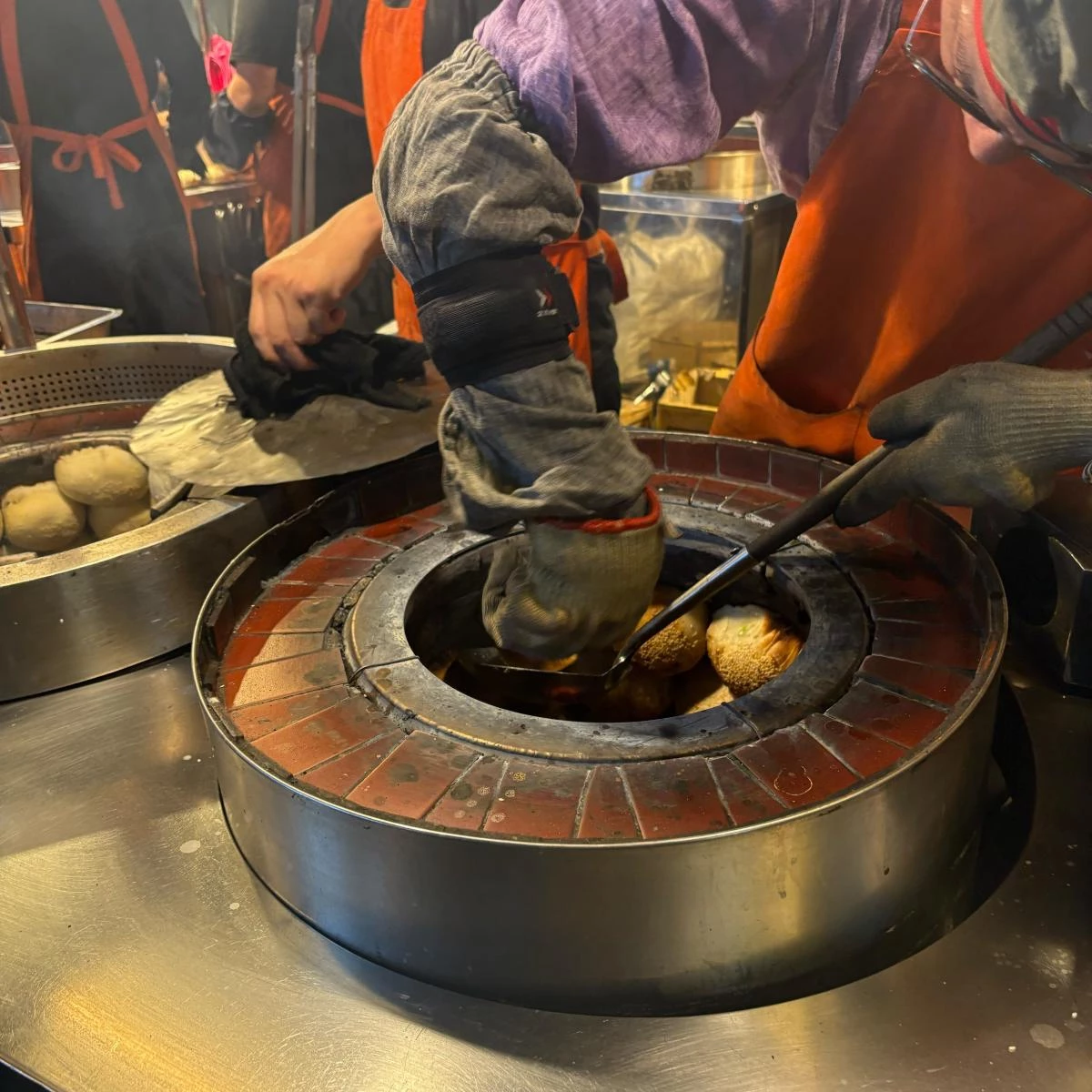 雖然發跡於饒河夜市,但如今想吃世祖胡椒餅,不必只跑松山一趟
