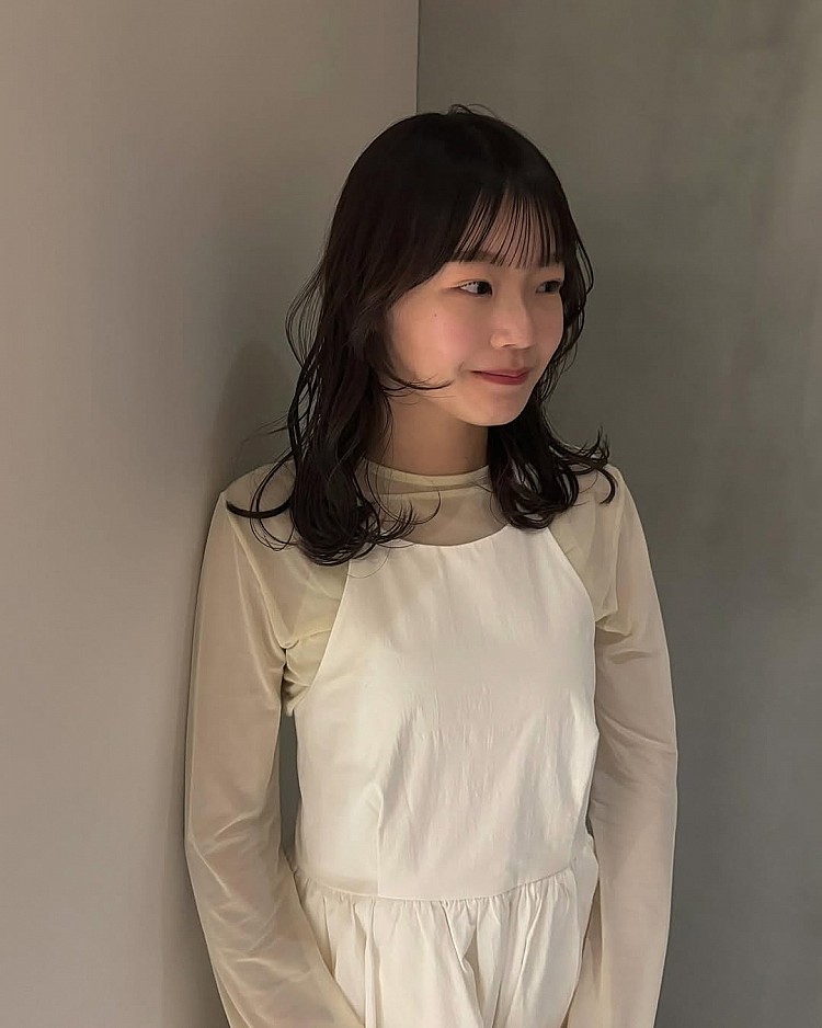 法式瀏海髮型推薦6：C字捲中長髮