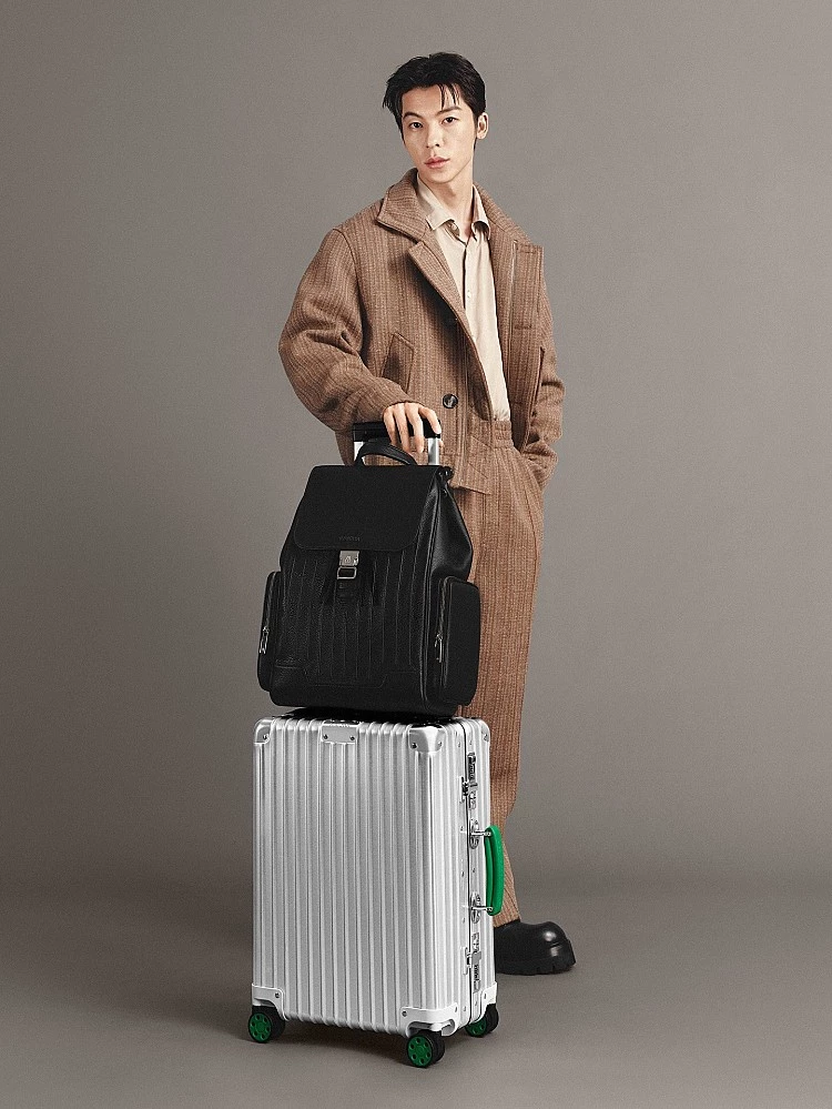 許光漢今日熱騰騰拿下行李箱品牌Rimowa大中華區品牌摯友，好期待是不是有機會跟周董同台呢？品牌並發布全新廣告，他以俐落西裝搭配品牌黑色旅行袋與綠色行李牌，詮釋現代都會旅人精神，特意選在10:31公布消息，巧秒預祝光漢生日快樂！
