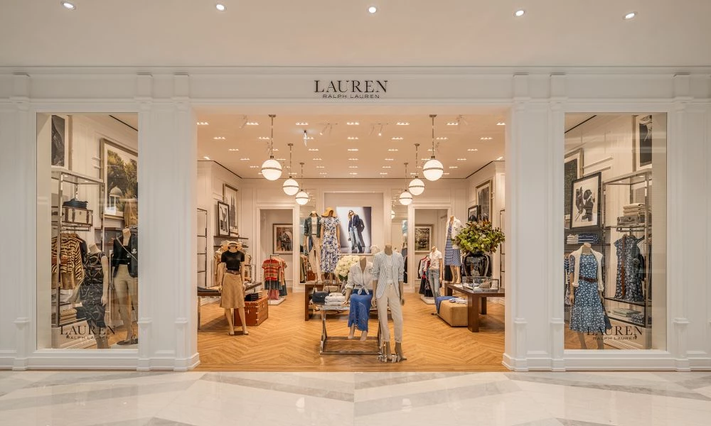 此外,Ralph Lauren 也在亞洲大幅地投資實體的零售空間,打造品牌形象與生活方式氛圍,例如:上海、首爾、東京、台北等一線城市,新增旗艦店與體驗型門市,透過門市的設計,持續提升品牌的質感形象,