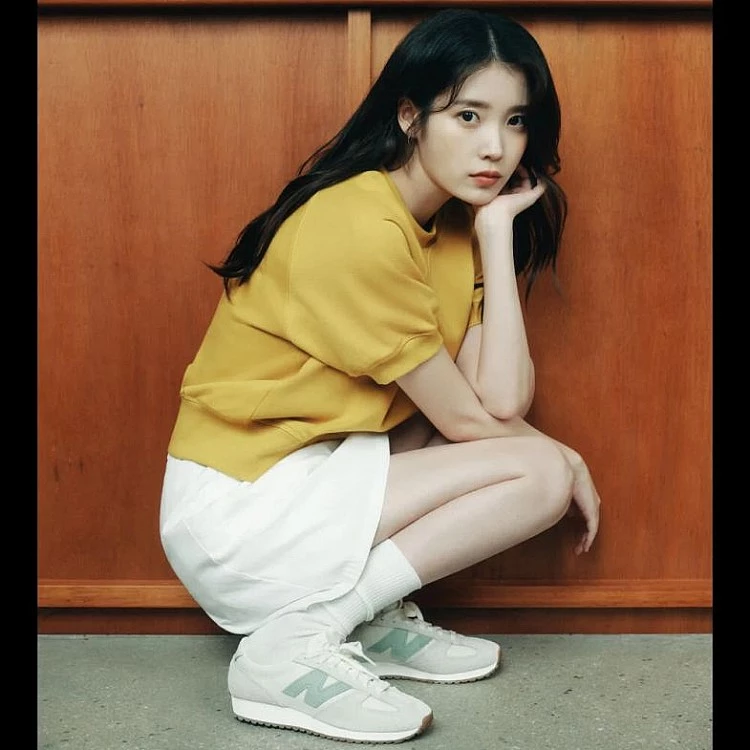 New Balance 471以1970年代跑鞋為基礎,低筒鞋身搭配船型Eva中底與人字紋外底,勾勒出輕盈又復古的線條。