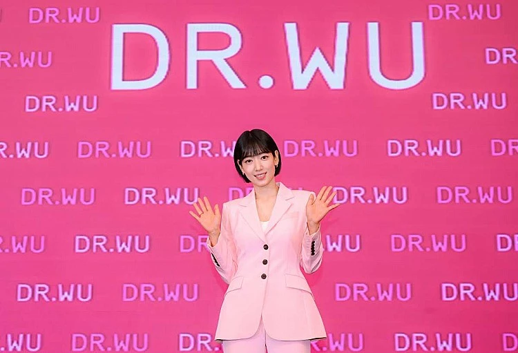 朴信惠特別分享平常睡前都會攝取膠原蛋白與維他命 C，作為 DR.WU 稱職的代言人，她也特別點名近期的心頭好：「DR.WU Beauty Shot 雙膠原蛋白胜肽飲」。