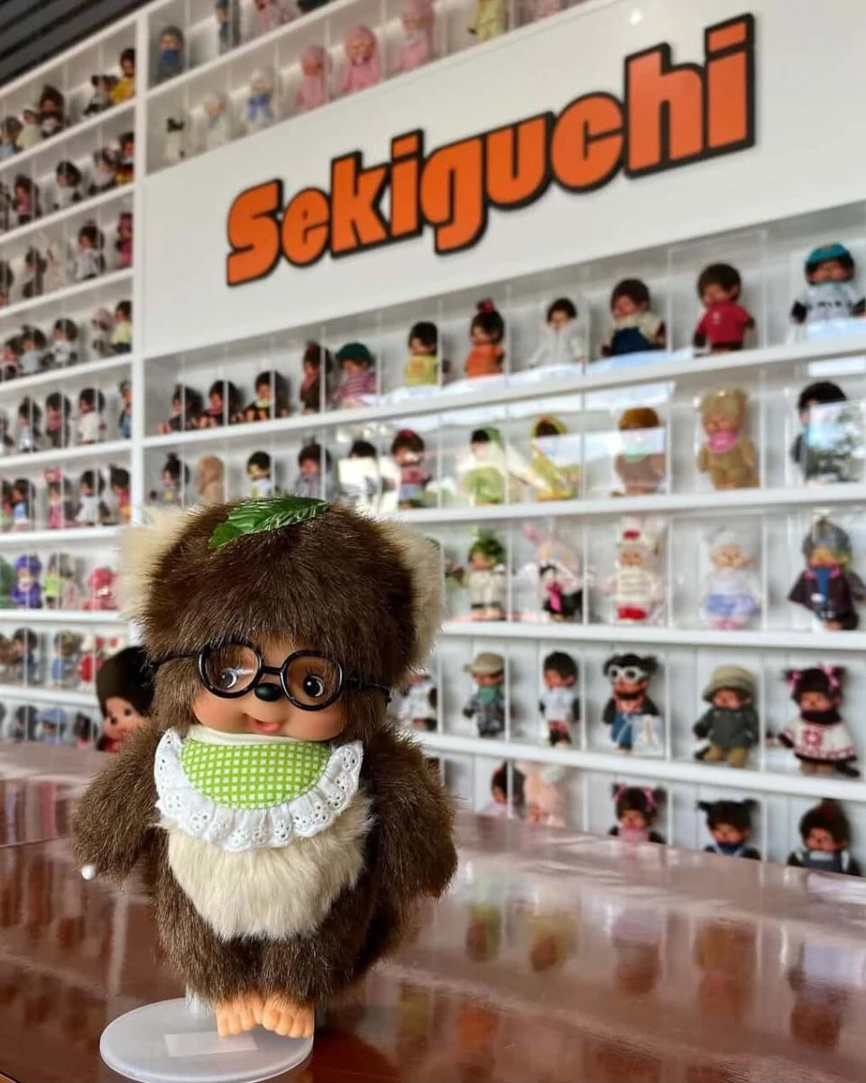 夢奇奇「Monchhichi」於日本 Sekiguchi 公司創作家 Yoshiharu Washino 在 1974 年推出的虛擬人物,感源自於早期猴子玩具「Kuta Kuta Monkey」。