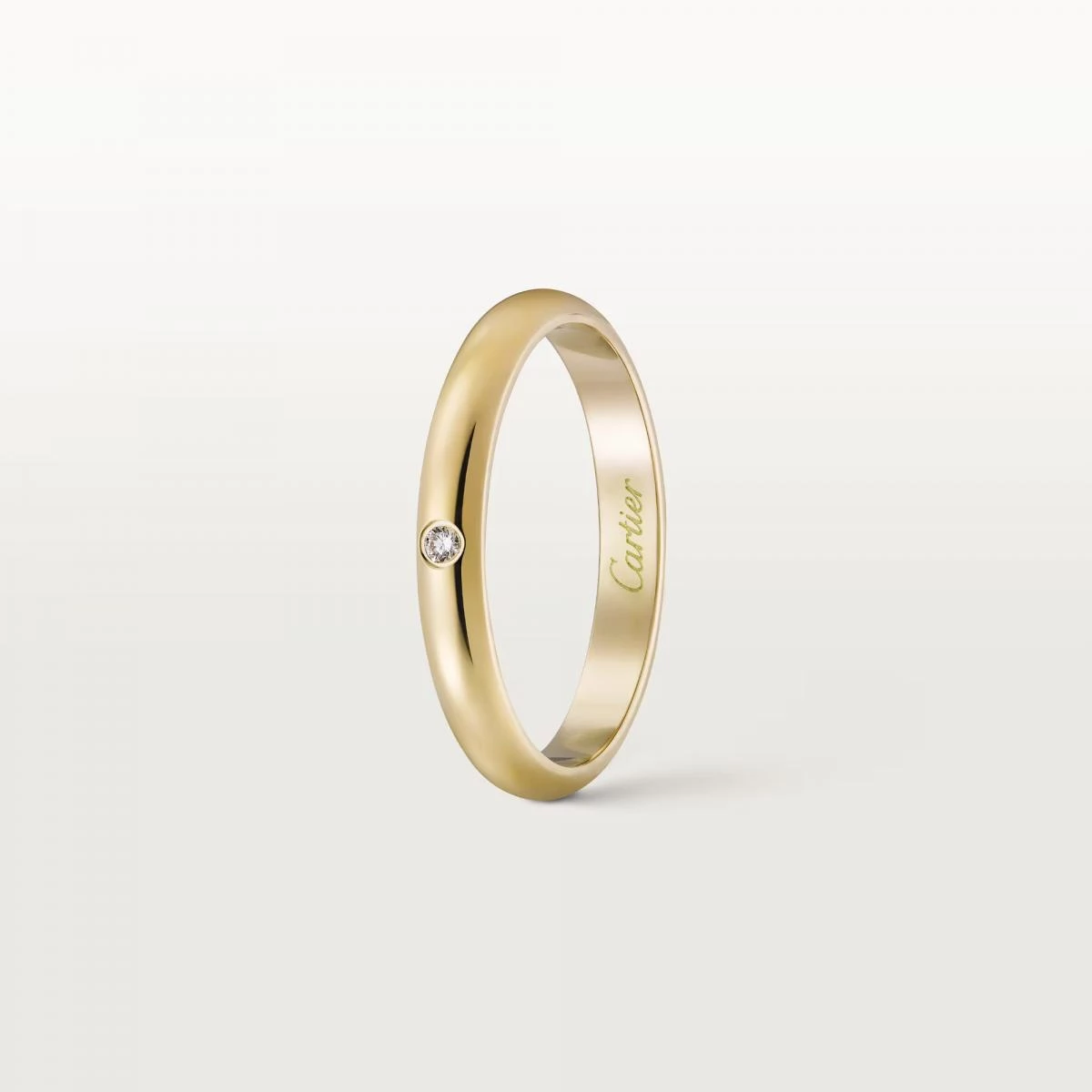 Cartier 1895 系列堪稱婚戒世界的「標準答案」。2.6毫米的戒寬比例拿捏精準,既保有存在感,又不影響日常佩戴的舒適度。一顆0.01克拉圓形明亮式切割鑽石低調嵌入戒身,如同光線自然停留在指間的一瞬,安靜卻不被忽略。這枚戒指最迷人的地方,在於對比例與線條的高度自律,沒有多餘裝飾,卻能在長時間佩戴中展現穩定、可靠的氣質。對於希望婚戒能真正融入生活、每天都戴得住的人來說,這是一枚不會後悔的經典之選。
