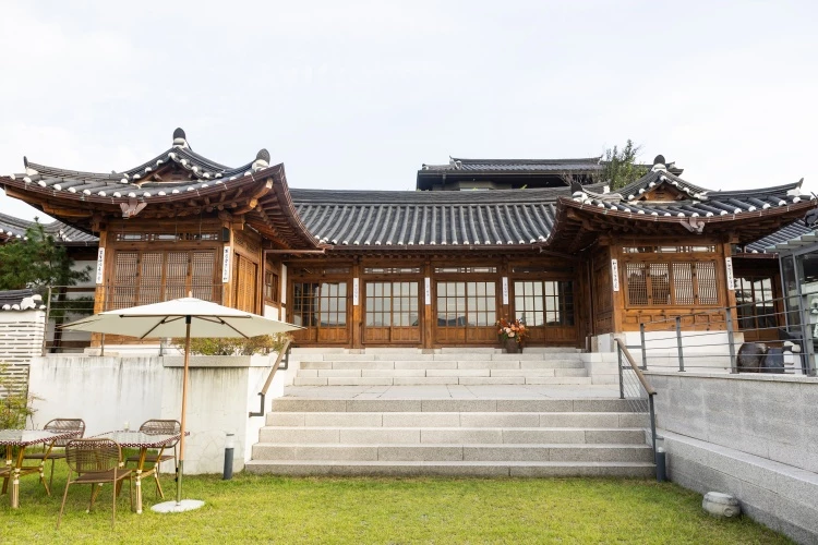 「韓屋」是什麼?Hanok (한옥)是韓國傳統住宅建築的總稱,風格奠定於朝鮮王朝甚至更早時期,是韓國建築文化最具代表性的一環。