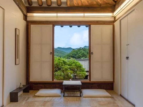 韓屋雖然與其他傳統建築(如日式町屋、中式四合院、西方古宅)有異曲同工之處,但它「韓國代表」的高識別度也不容易混淆。