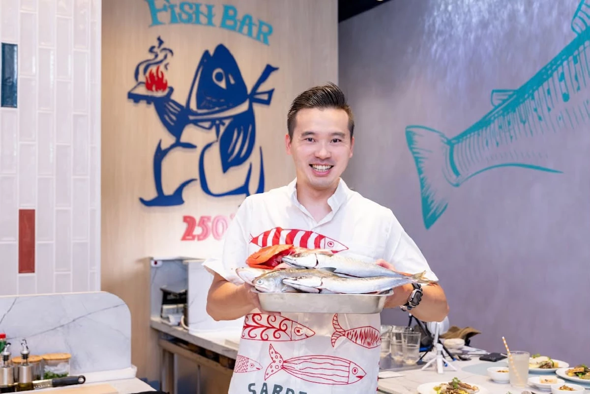 「FISH BAR 250°」由 VG 餐飲集團籌備多時打造，取名為「250°」，不只是容易被記住的數字，更象徵團隊對炭火料理火候的理解，當魚開始接觸高溫，表面水分逐漸蒸散，魚皮開始收縮酥化，脂肪與香氣緩慢釋放，炭火則在食材表面留下細緻而不厚重的煙燻氣息。