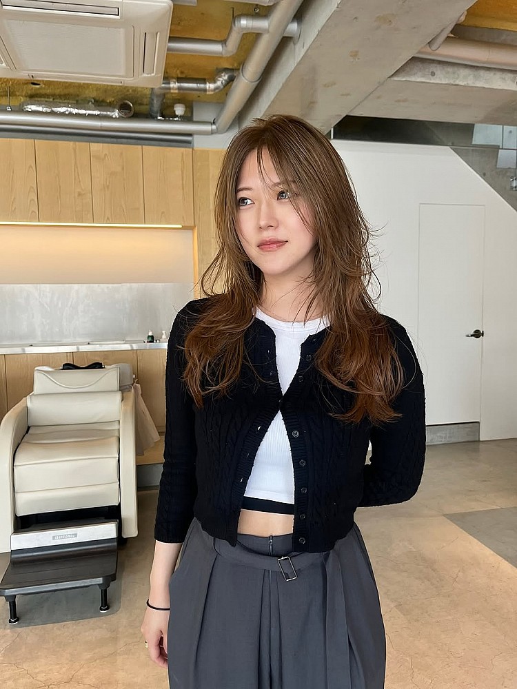 奶茶棕髮色造型推薦7:漸層層次捲