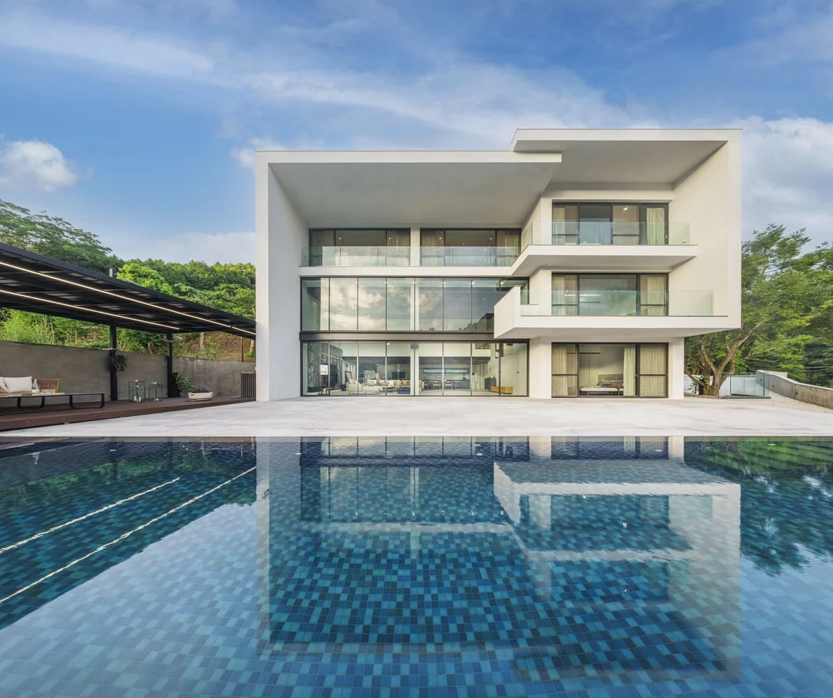 在浮空設計所(Float Design Studio)的操刀下,建築外觀揉入現代極簡主義「Less is more」(少即是多)的核心設計原則,透過簡潔的牆體、俐落線條,以及原始素材的運用,呈現一種純粹且開闊的現代建築語言。