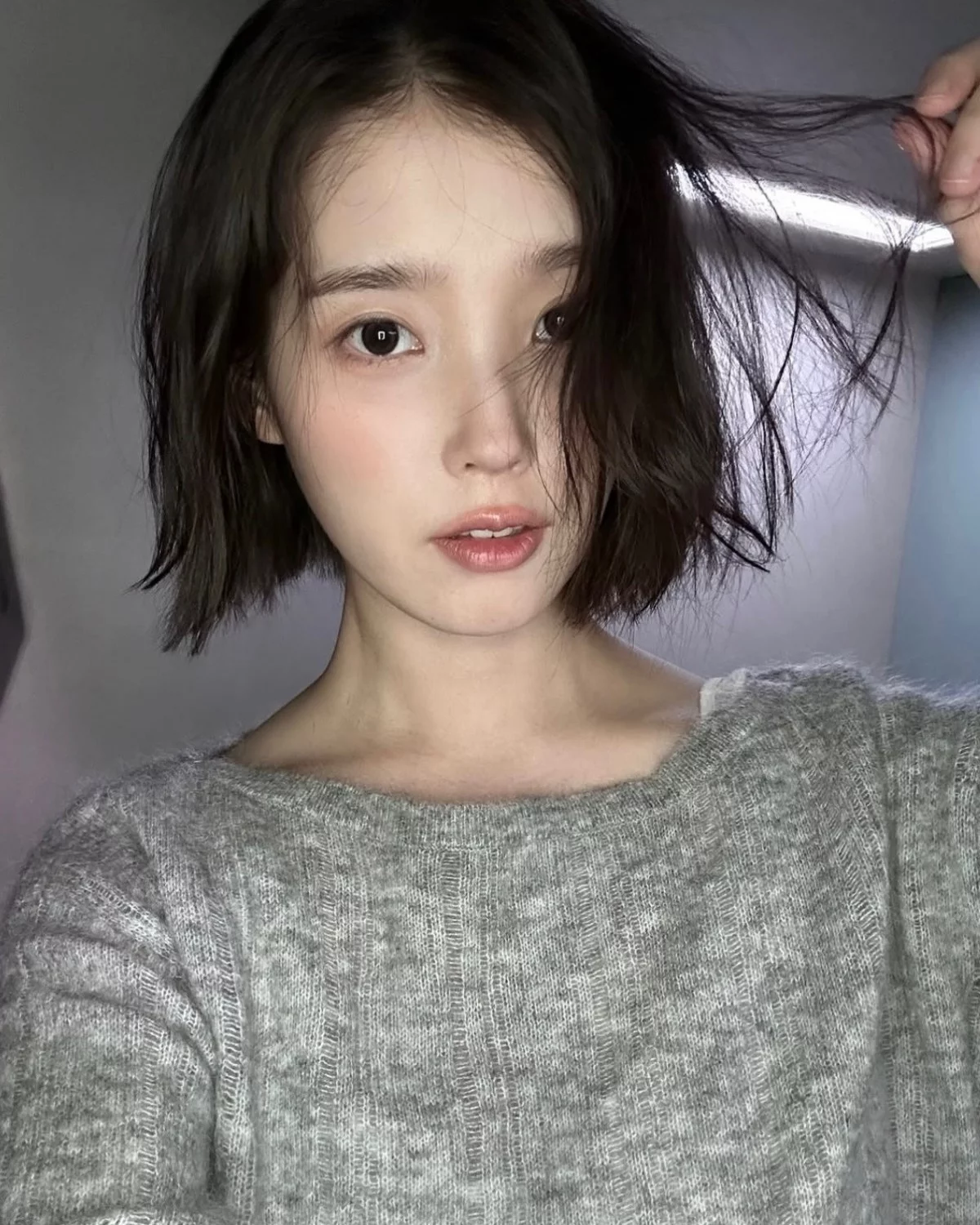  檢管一次推出兩首新歌,還是有不少粉絲疑惑期待已久的新專輯最後只有兩首歌、宣傳規模也不如預期,對此 IU 近日親自在粉專為大家解惑,她解釋原訂第六張正規專輯會在 9 月初公開,幾週後也將舉行演唱會,但由於她長期受到「耳咽管開放症」困擾且症狀惡化,她只能將專輯與演出延後,才臨時決定先送上兩首歌曲安慰等待中的粉絲。