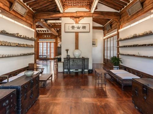 「韓屋」不僅是傳統風貌的重生,也成為旅宿品牌競相採用的「文化體驗載體」,韓屋可以住,在入住的同時也在體驗留在空間中的文化儀式、飲食美學以及傳統生活方式。
