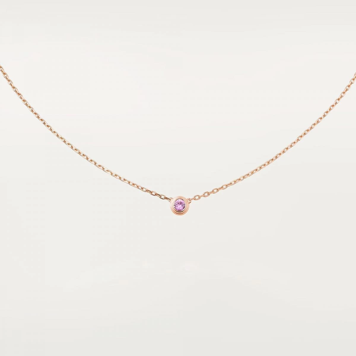 Cartier d'Amour 系列原是1938年問世的經典設計,如今以更現代化的姿態重生。這款粉紅藍寶石項鍊,直徑僅5.03毫米,卻透過精緻鑲嵌展現無與倫比的細膩。