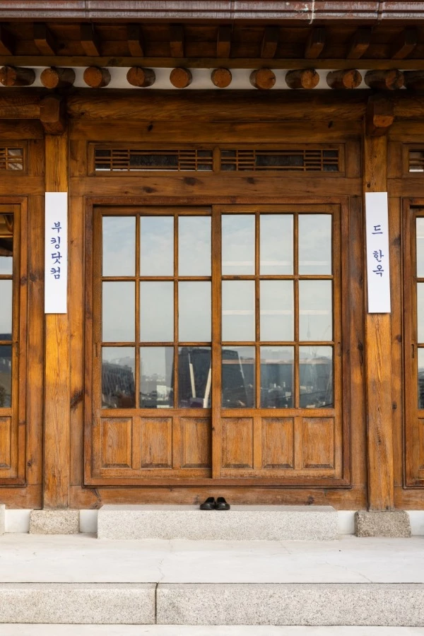 位於首爾,傳統北村的 Bukchon Binkwan by Rakkojae,由荷蘭旅遊平台Booking.com邀請同樣來自自荷蘭的設計團隊將北歐設計語彙與韓屋美學融為一體。