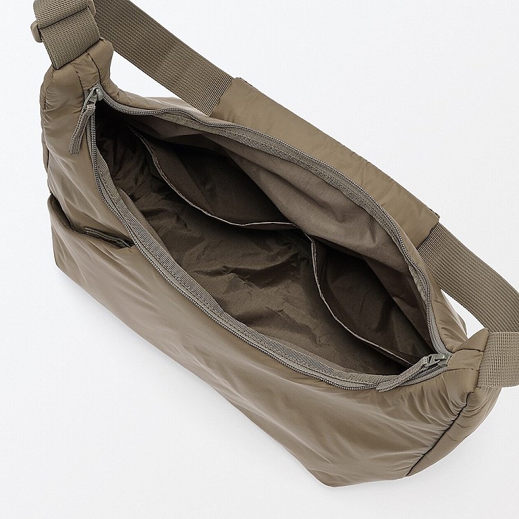 這款在日本熱賣的「防潑水兩用單肩包」,台灣官網已經同步上架,售價NT$1,190,共推出駝色、黑色兩款顏色可選。親民價格加上百搭設計,難怪被網友推爆!如果有現貨,一定要手刀入手,不然過不久可能售罄!