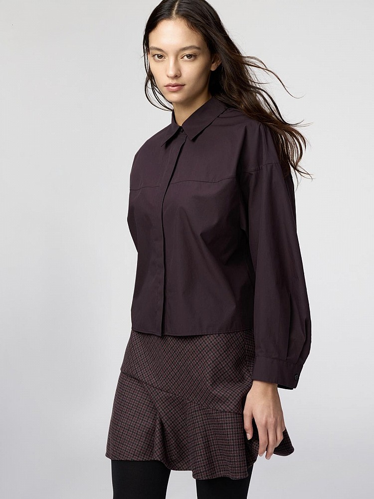 由前Chloé創意總監Clare Waight Keller操刀的「C系列」一件摩卡棕色的棉質短版襯衫,由模特兒親自示範