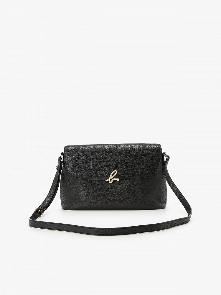 不受時尚趨勢而被牽著鼻子走,Agnes b.向來選擇走在法式優雅的先鋒,不管潮流的風向標怎麼吹,設計師永遠只堅持自己想做的事情,根本不怕路上人煙稀少,不管是哪一個季度,都能夠看見她一手打造的專屬於法國女人的韻味。