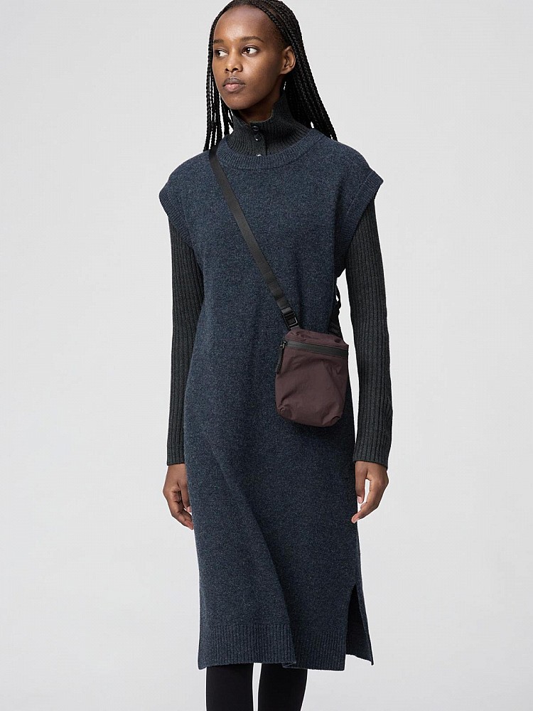 這款迷你包可斜背、肩背，拆下背帶後還能當手拿包或收納袋使用，靈活度超高。外側加上實用網袋設計，可以放置交通卡、耳機或小物件，取物更快速。對於需要機能性又講究造型的通勤族或學生族群來說，這種一包多用的設計完全擊中需求。