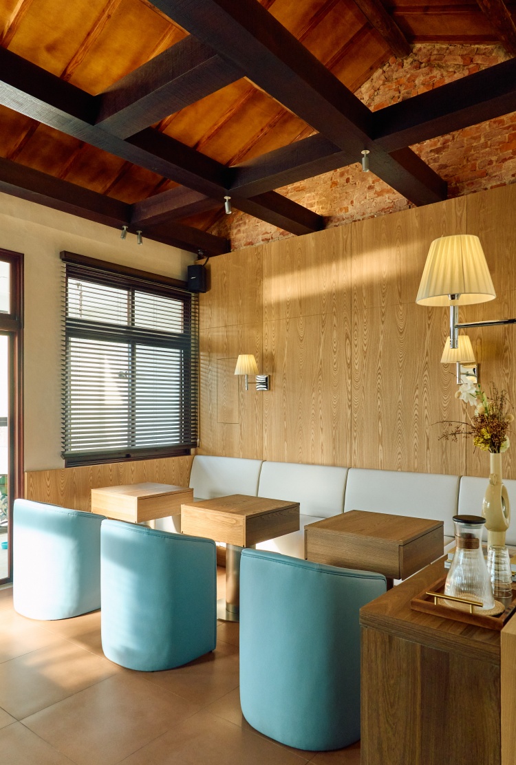 一樓規劃為外帶與禮盒區，並結合BOVEN雜誌圖書館的巧克力主題選書策展；二樓則為內用空間，營造安靜的氛圍，讓巧克力在餘裕之中能被細細品味。