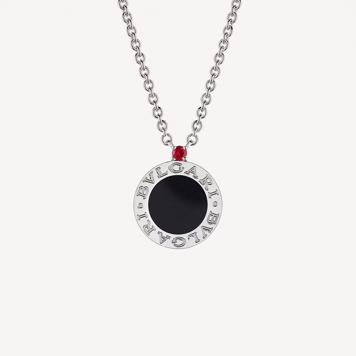 寶格麗 Save the Children 系列不僅是一款珠寶,更是一份承諾。純銀項鍊以 Bvlgari 經典圓形設計為靈感,中央鑲嵌縞瑪瑙元素,並點綴一顆0.07克拉紅寶石,如同希望的火焰,微小卻閃耀。