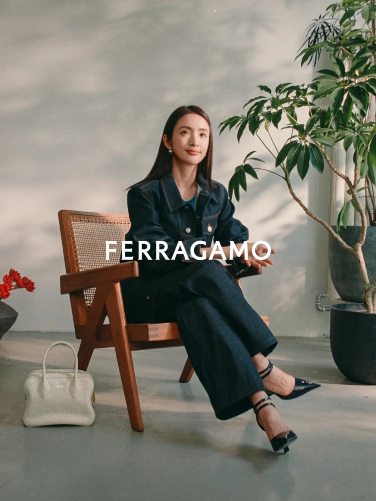 越簡單、越高級！林依晨運用一身來自Ferragamo 深藍丹寧外套搭配同色寬版褲，線條俐落、比例修長，加上極簡可愛的奶油白色小方包，可愛程度讓人瞬間年輕10歲！