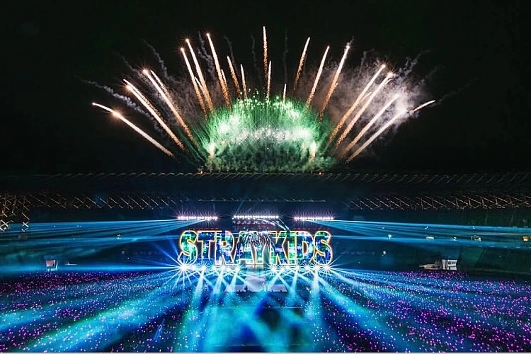 如果選在台北開唱，大多歌手在抵達桃園機場後，還必須經歷近一小時的車程才能抵達台北市區，相比之下高雄小港機場離市區只需要 20-30 分鐘車程，對於演出者來說也是一個加分項目。除此之外，高雄世運主場館與高鐵左營站只有一站捷運的距離，對外縣市的聽眾來說，無疑方便很多。