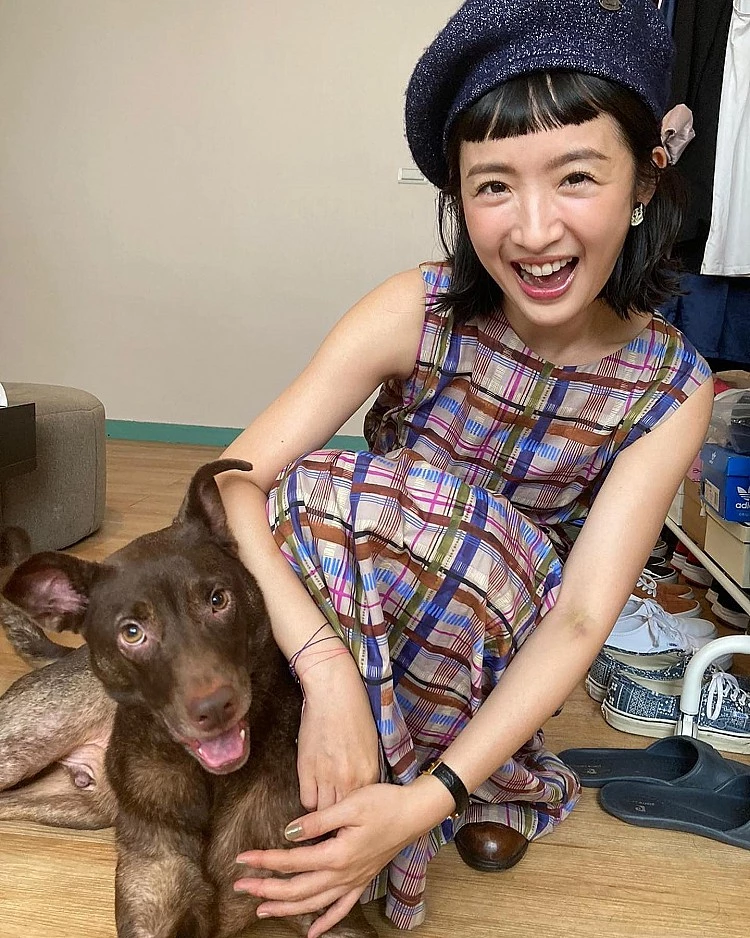文青女孩請看過來！林依晨的私服穿搭用不經意的生活感，成功打造減齡穿搭！以一件充滿復古色調的格紋洋裝，頭戴深藍色貝蕾帽，為日常造型添上一點文青氣質，非常有少女感！