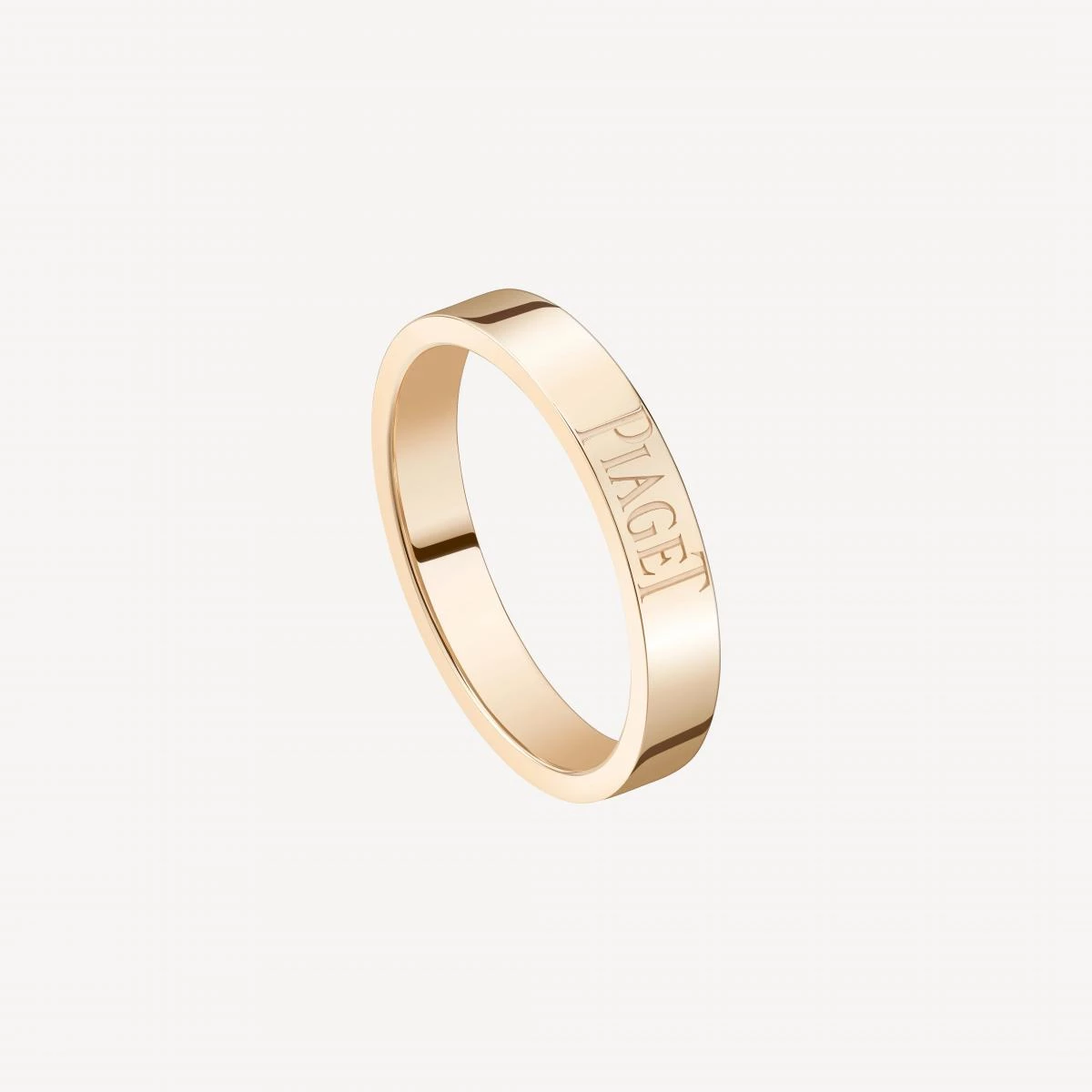 Piaget Limelight 婚戒以3毫米戒寬呈現恰到好處的存在感,線條俐落卻不顯厚重。18K玫瑰金散發柔和光澤,戒身低調鐫刻品牌標誌,細節精緻而不張揚。這枚戒指沒有多餘裝飾,卻因金屬拋光質感與比例掌握得宜,而顯得格外優雅耐看。它特別適合希望婚戒不被明確定義、能同時作為日常戒指佩戴的人,這種刻意保留模糊界線的設計,反而讓戒指能在不同人生階段自由轉換角色,卻始終貼近日常。
