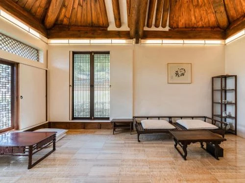 以純粹的歷史底蘊與生活脈動為核心——瓦屋、庭院、瓦脊之間流動著農耕社會的節奏;在這裡,仍有居民以韓屋為家,延續千年的生活方式。
