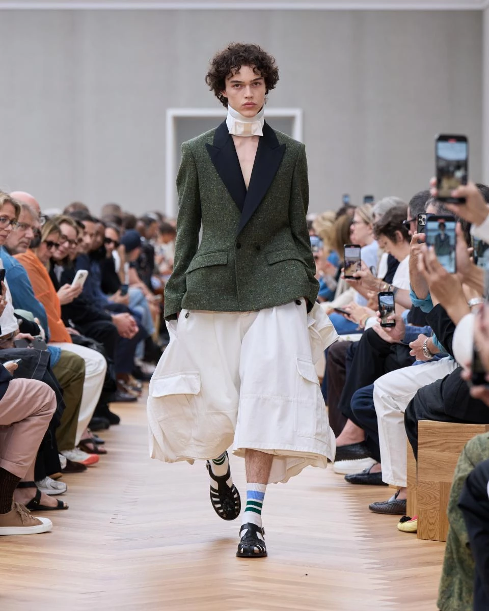 Jonathan Anderson 以擅長的男裝作為他在 Dior 的首秀。