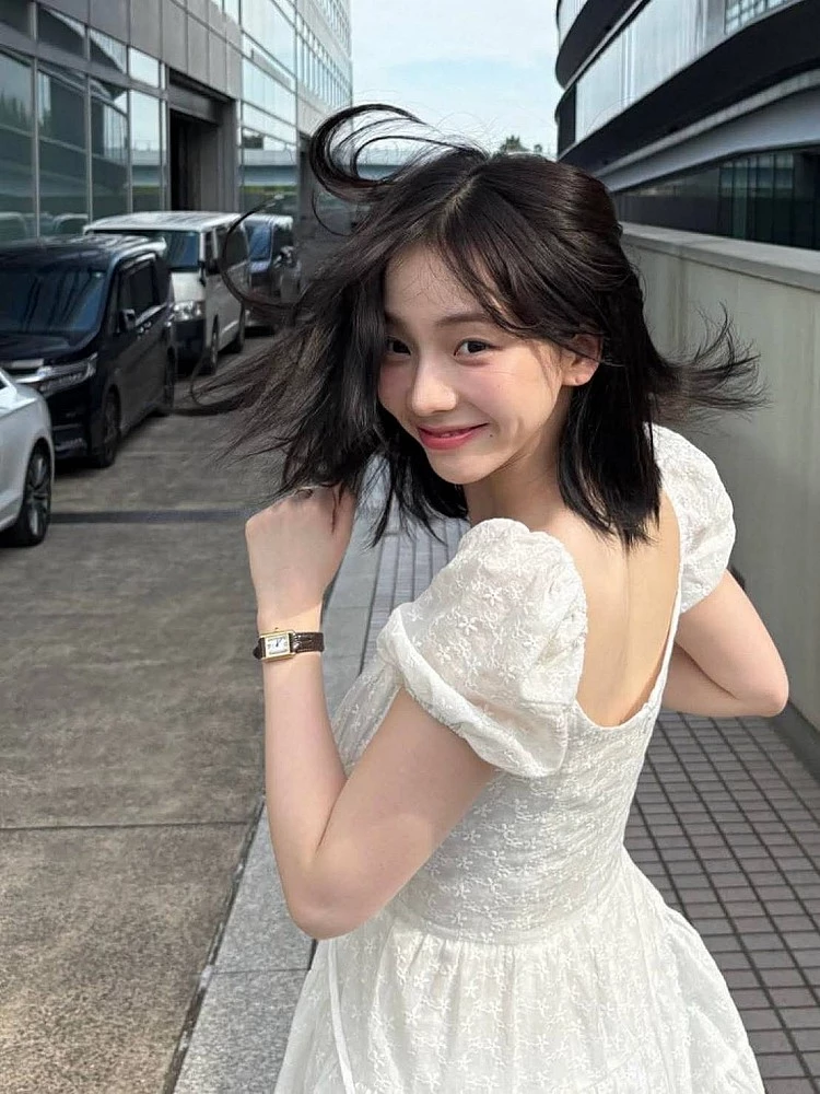 南韓女團Aespa隊長Karina，一向以氣質與時尚品味著稱，近期一張她配搭Cartier經典「Tank（坦克）」方錶的回眸照，在網上掀起熱議。簡約俐落的矩形K金色錶殼，搭配精緻的棕色鱷魚皮革錶帶，完美呼應她一貫的優雅與自信氣場，舉手投足間盡顯法式高級感。